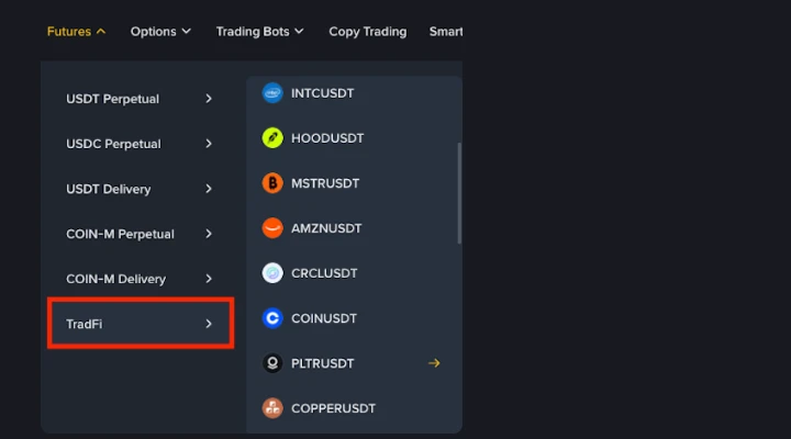 Menu Binance Futures mở mục TradFi và hiển thị danh sách hợp đồng cổ phiếu vĩnh cửu như HOODUSDT, MSTRUSDT, AMZNUSDT và COINUSDT